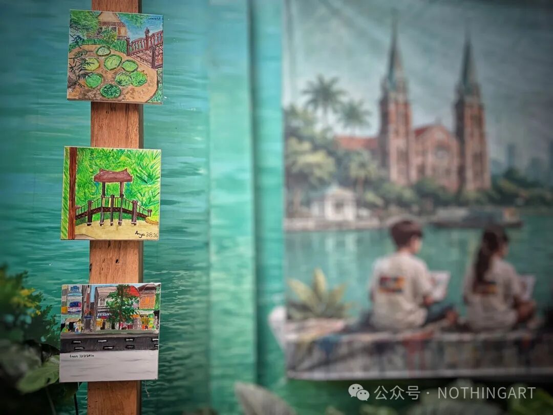 木柱上纵向陈列的三幅画分别描绘园林池塘、小型廊桥与沿街建筑。