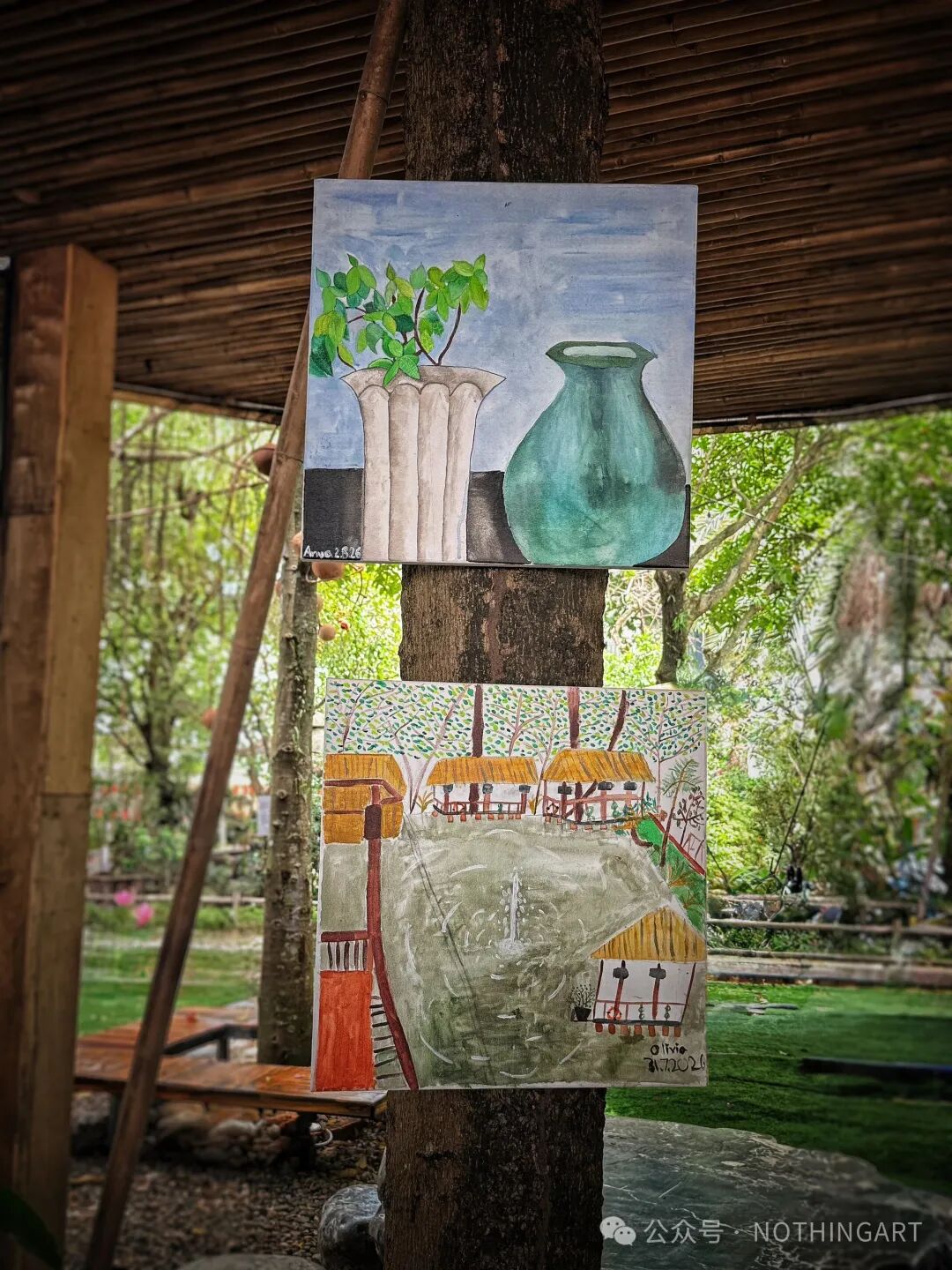 树干上的两幅画分别描绘绿植与绿色花瓶,以及亭屋环绕的池塘。
