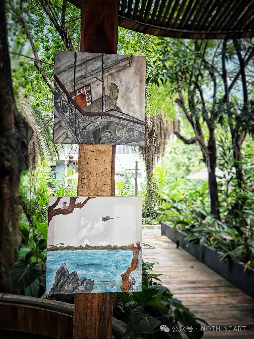 木柱上的两幅画分别描绘带装饰栏杆的楼梯间,以及有岩石与树木的蓝色水岸景色。