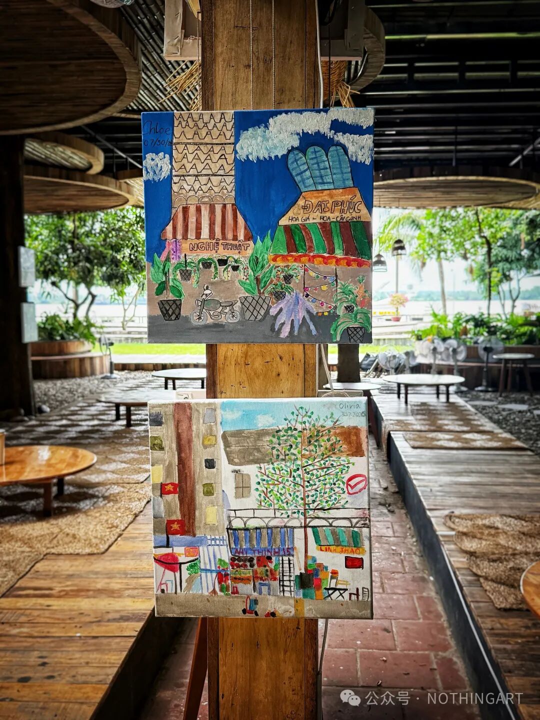 木柱上的两幅街景画描绘了商店、遮阳棚、植物等城市细节。